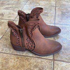 Women’s side zip boot size 7